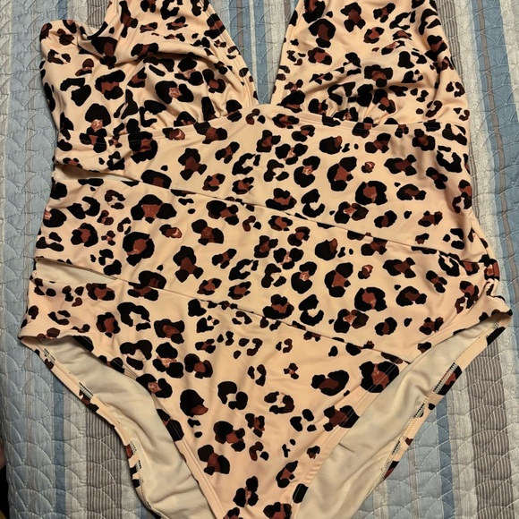 One piece - Picture 2 of 2